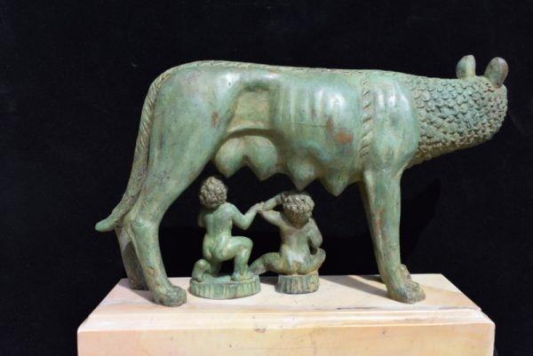 Italia, Lupa del Campidoglio in bronzo, su base in marmo giallo antico
