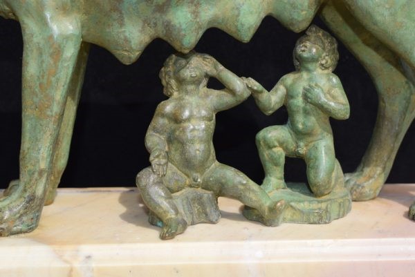 Italia, Lupa del Campidoglio in bronzo, su base in marmo giallo antico