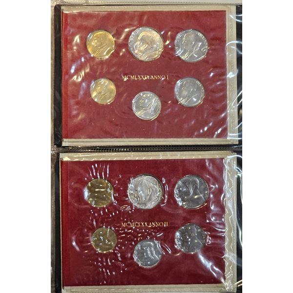 VATICANO. Giovanni Paolo II (1978-2005). Lotto di 9 serie divisionali in astuccio anno I, II, II, IV, V, VIII, IX, giubileo 1984 doppio argento, XII. Ag. FDC