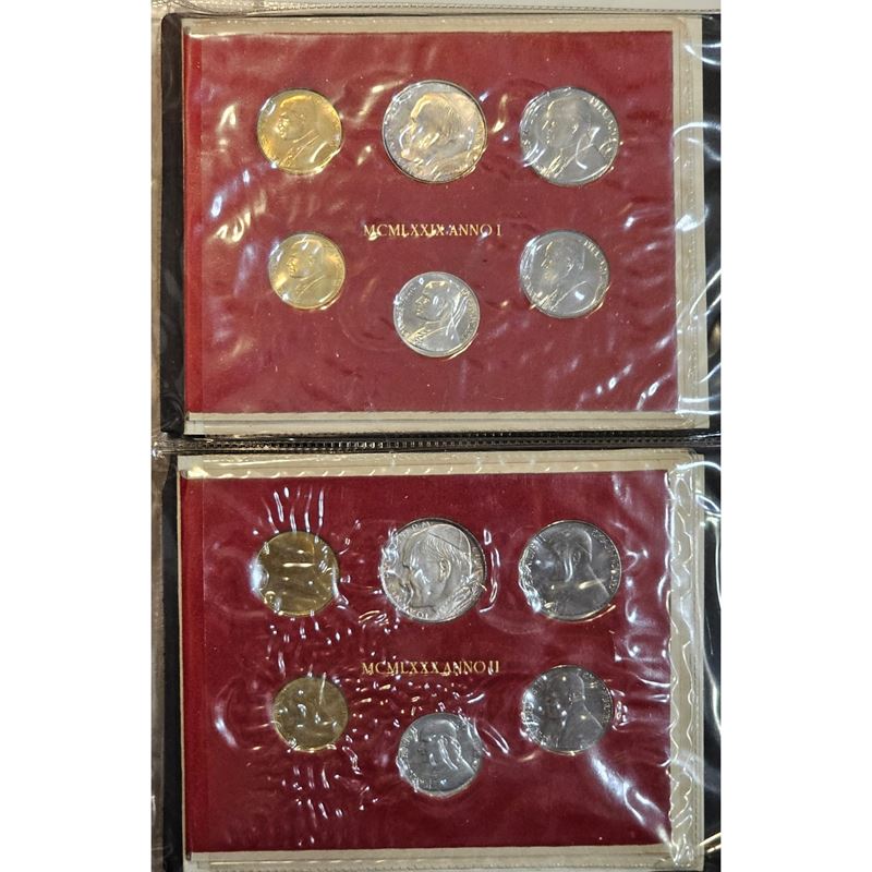 Vaticano. Giovanni Paolo II (1978-2005). Lotto di 9 Serie Divisionali in Astuccio Anno I, II, II,...