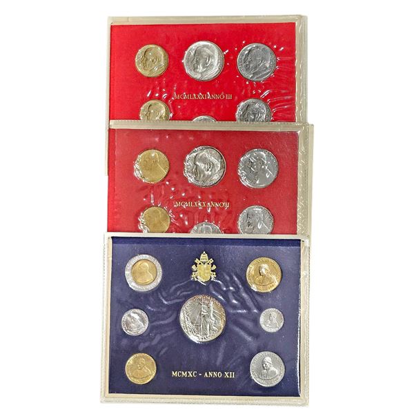 VATICANO. Giovanni Paolo II (1978-2005). Lotto di 2 serie divisionali in astuccio anno II - III - XII (1990 con 1000 lire in Ag). Ag. FDC