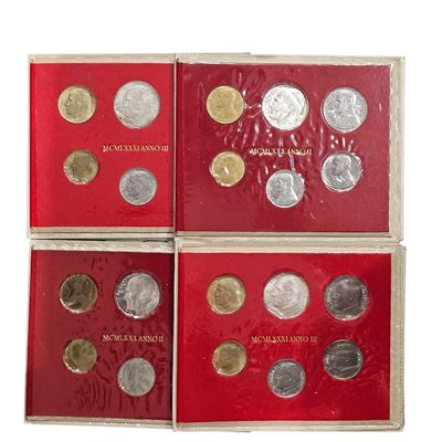 Vaticano. Giovanni Paolo II (1978-2005). Lotto di 4 Serie Divisionali in Astuccio Anno II - III. ...