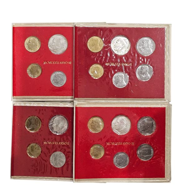 VATICANO. Giovanni Paolo II (1978-2005). Lotto di 4 serie divisionali in astuccio anno II - III. Ag. FDC