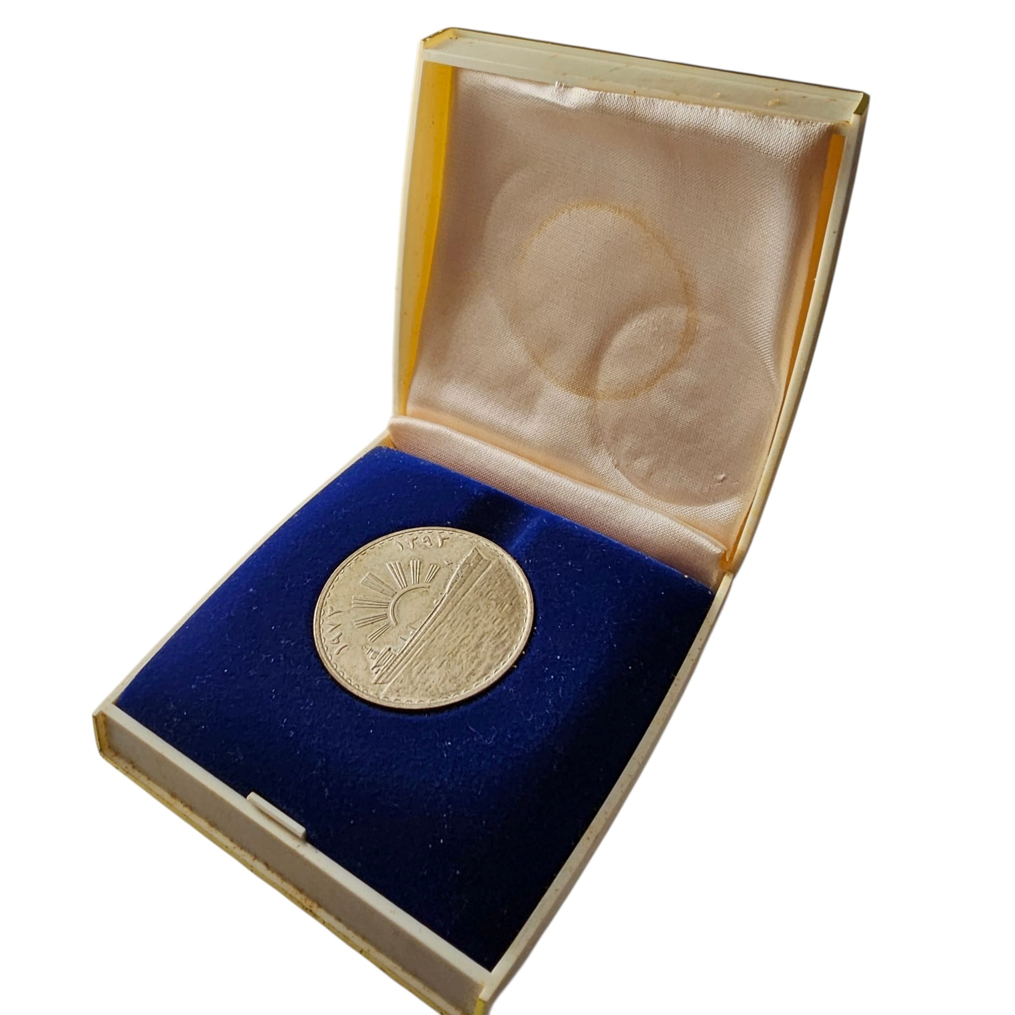 Iraq. 1 Dinar 1973 (1393). Emissione Commemorativa per il i Anniversario della Nazionalizzazione ...