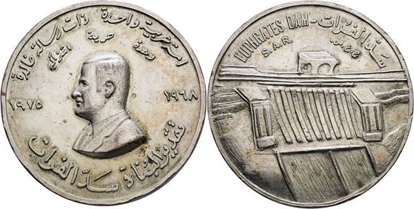 SIRIA. Afiz Al Assad (1971-2000). Medaglia per l'inaugurazione della diga di Tabqa (o Al Thawra) sull'Eufrate; Æ argentato (86,36 g; 62 mm)