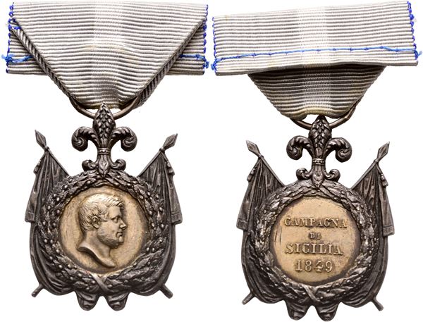 NAPOLI. REGNO DELLE DUE SICILIE. Ferdinando II di Borbone (1830-1859). Medaglia per la Campagna di Sicilia del 1849 per ufficiali "Classe argento con centro oro"