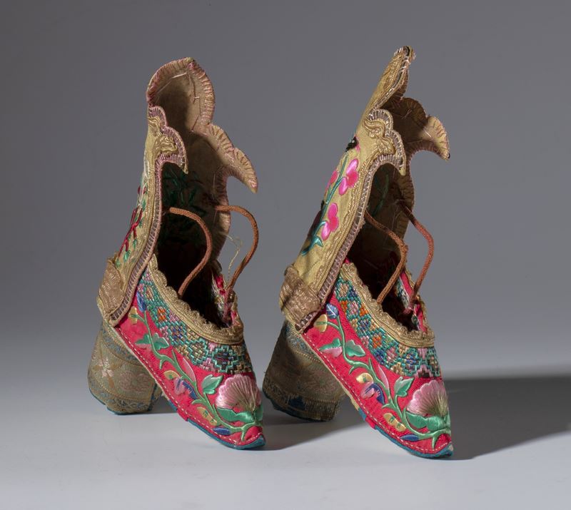 Coppia di scarpe per piedi fasciati usati durante cerimonie laiche e religiose. Asia del sud-est....