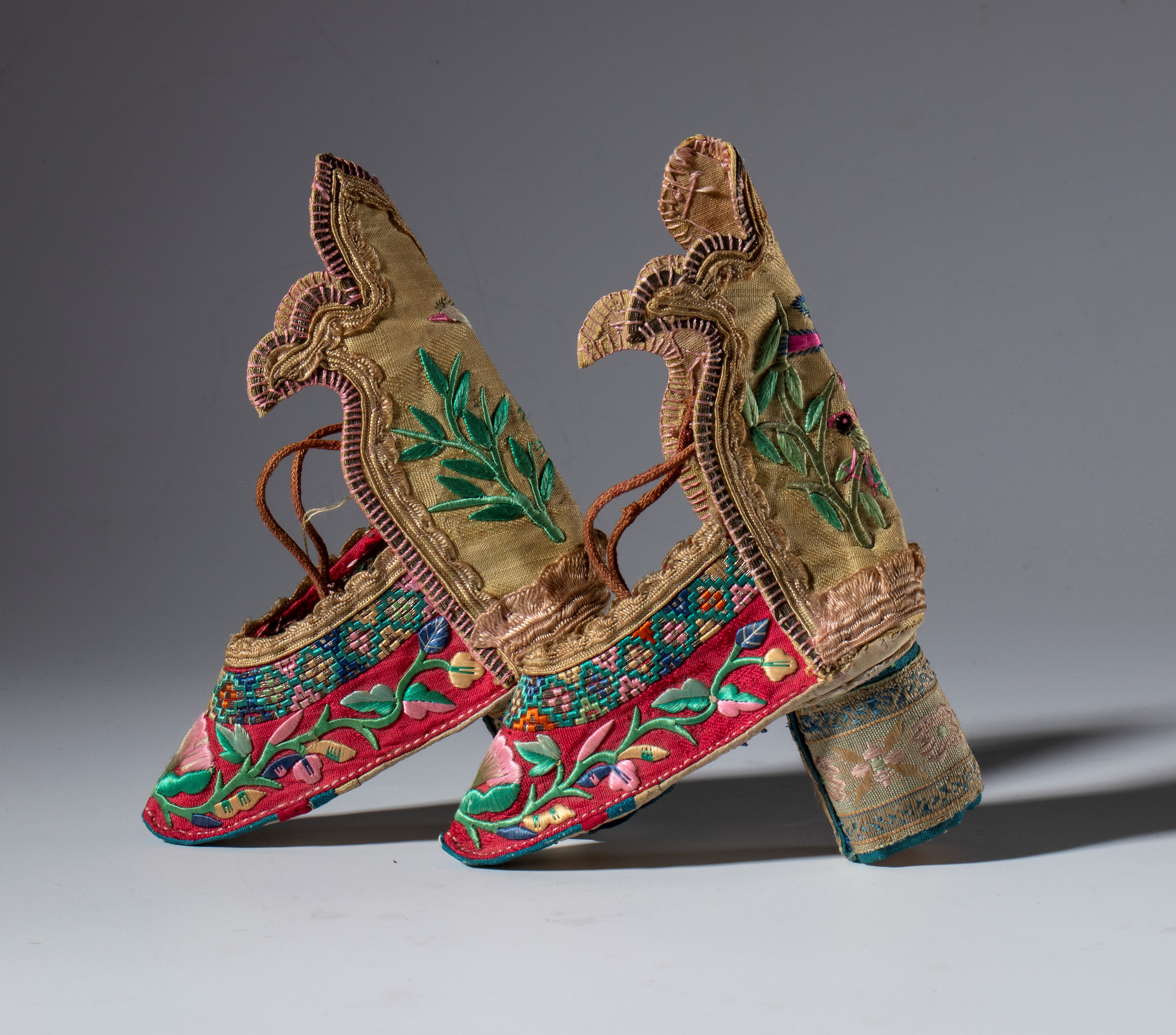 Coppia di scarpe per piedi fasciati usati durante cerimonie laiche e religiose. Asia del sud-est....