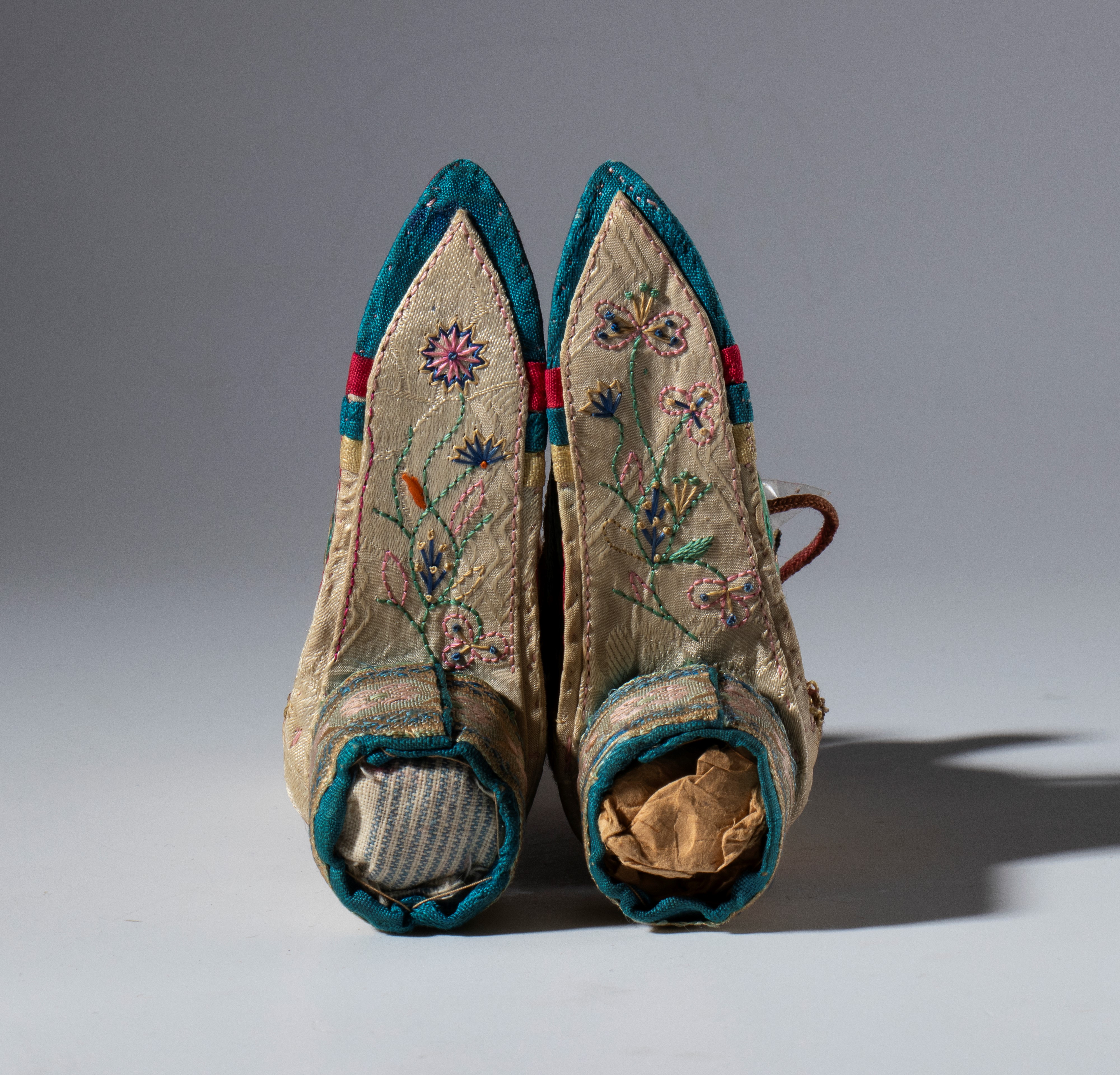 Coppia di scarpe per piedi fasciati usati durante cerimonie laiche e religiose. Asia del sud-est....