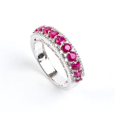 Anello in oro bianco 18k con rubini ovali e diamanti, linea profilata