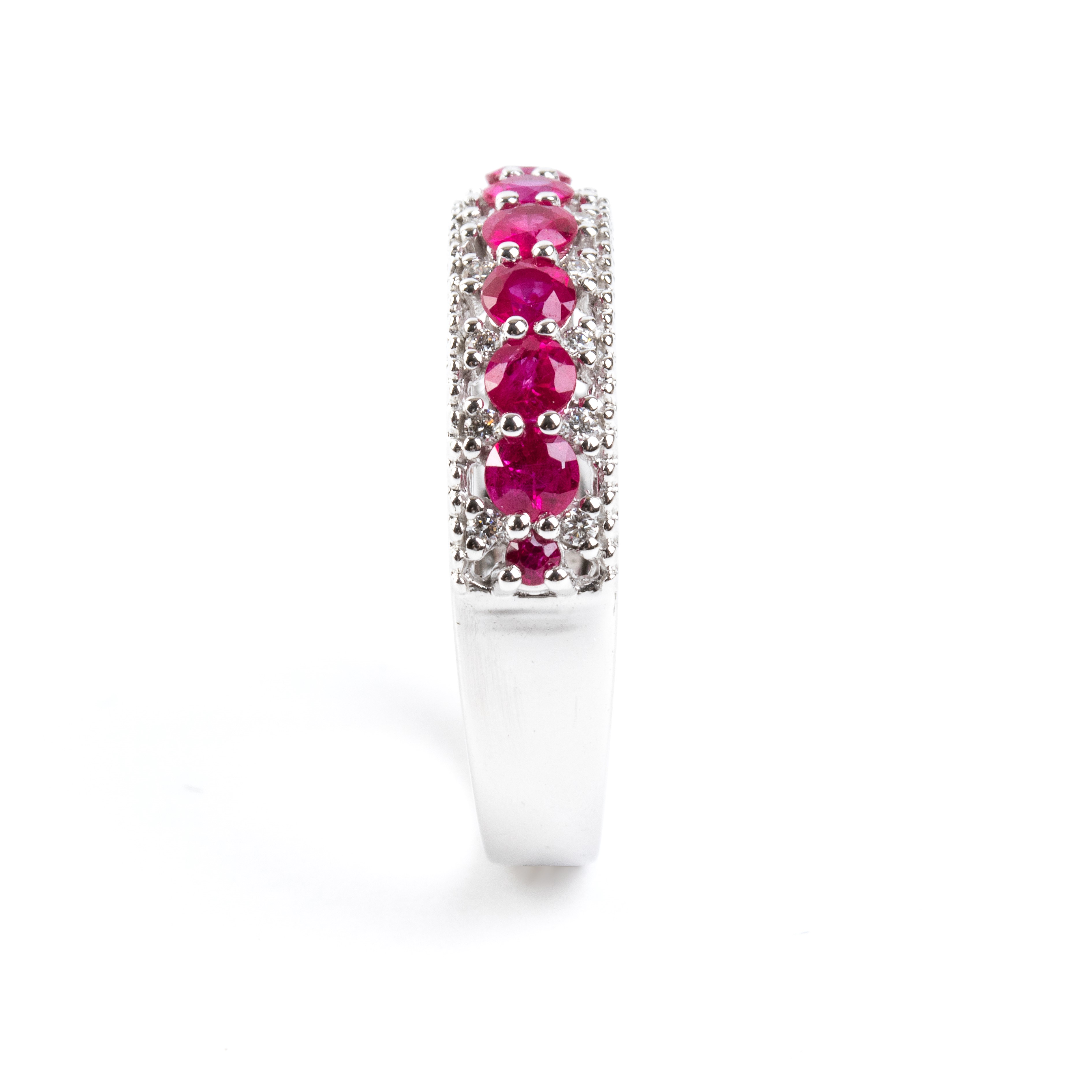 Anello in oro bianco 18k con rubini ovali e diamanti, linea profilata