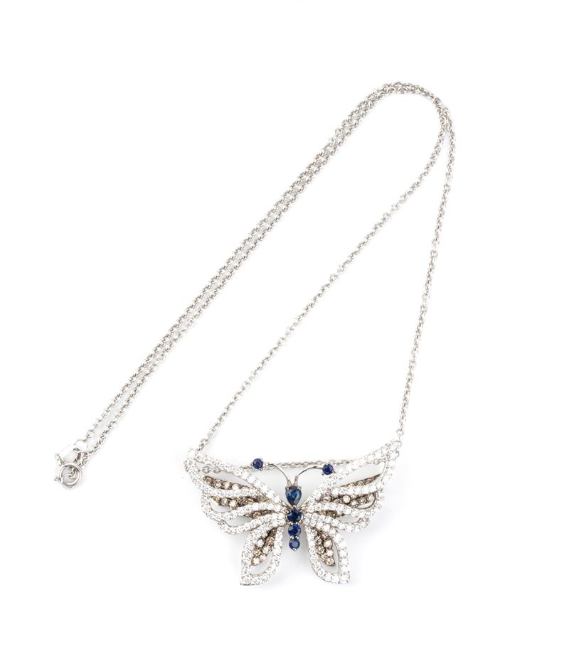Girocollo in oro bianco 18k con pendente-spilla a forma di farfalla, diamanti e zaffiri