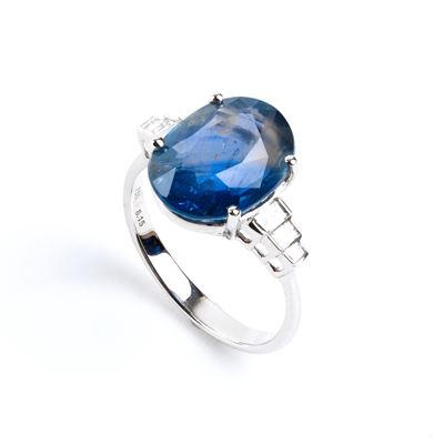 Anello in oro bianco 18k con zaffiro ovale e diamanti baguette