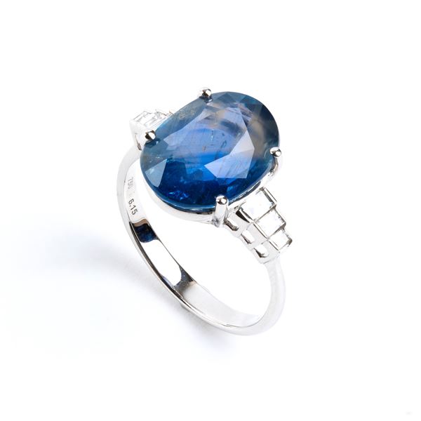 Anello in oro con zaffiro e diamante