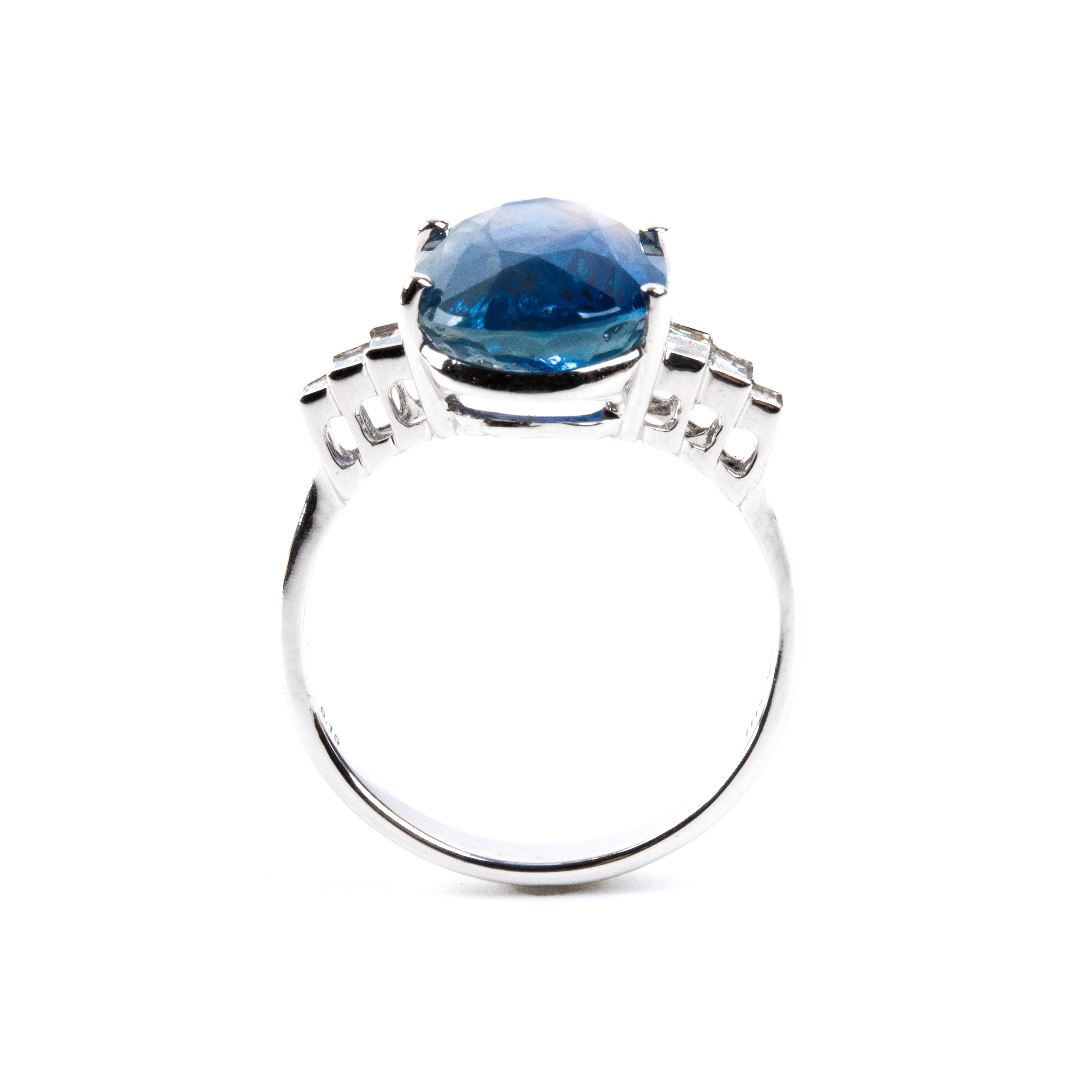 Anello in oro bianco 18k con zaffiro ovale e diamanti baguette