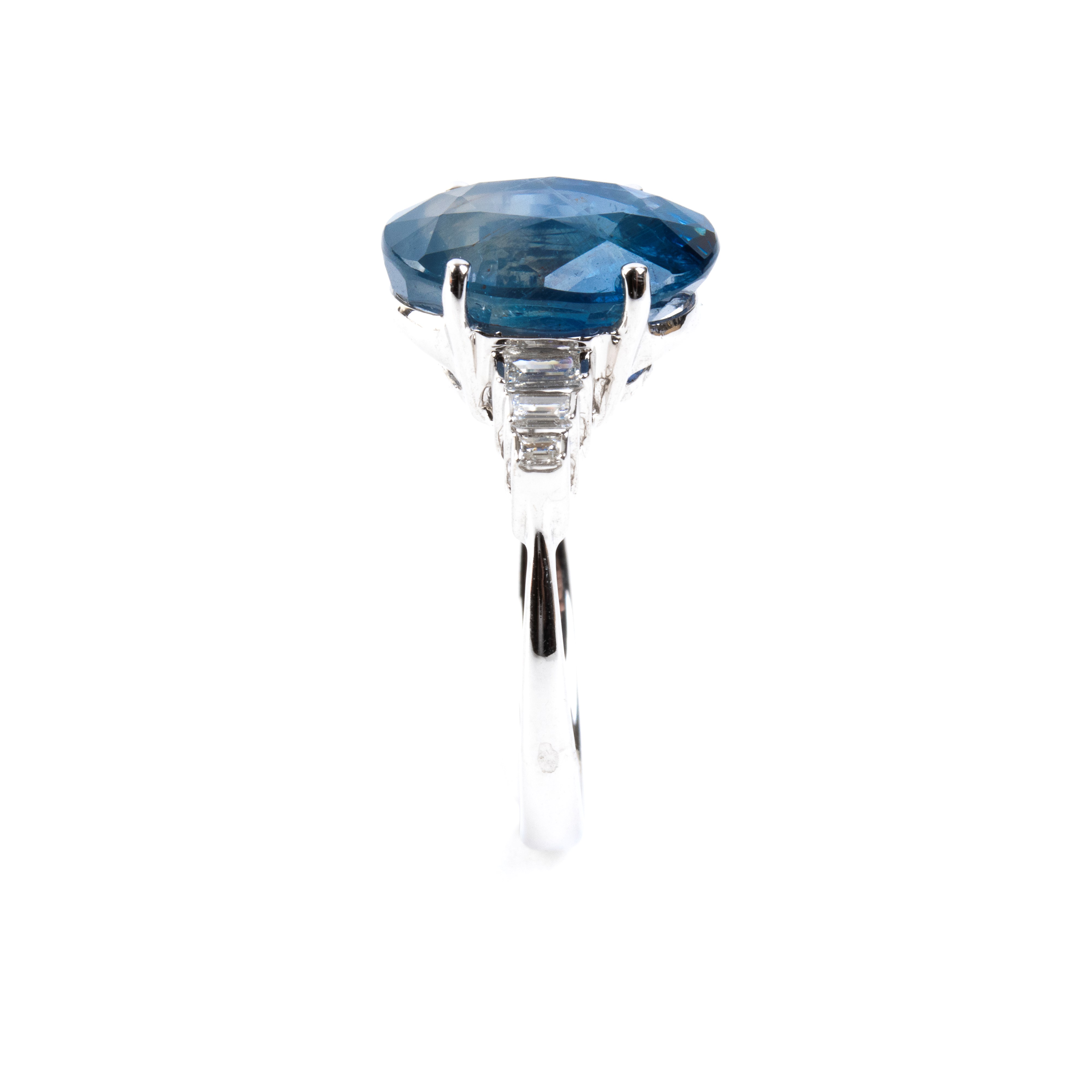 Anello in oro bianco 18k con zaffiro ovale e diamanti baguette