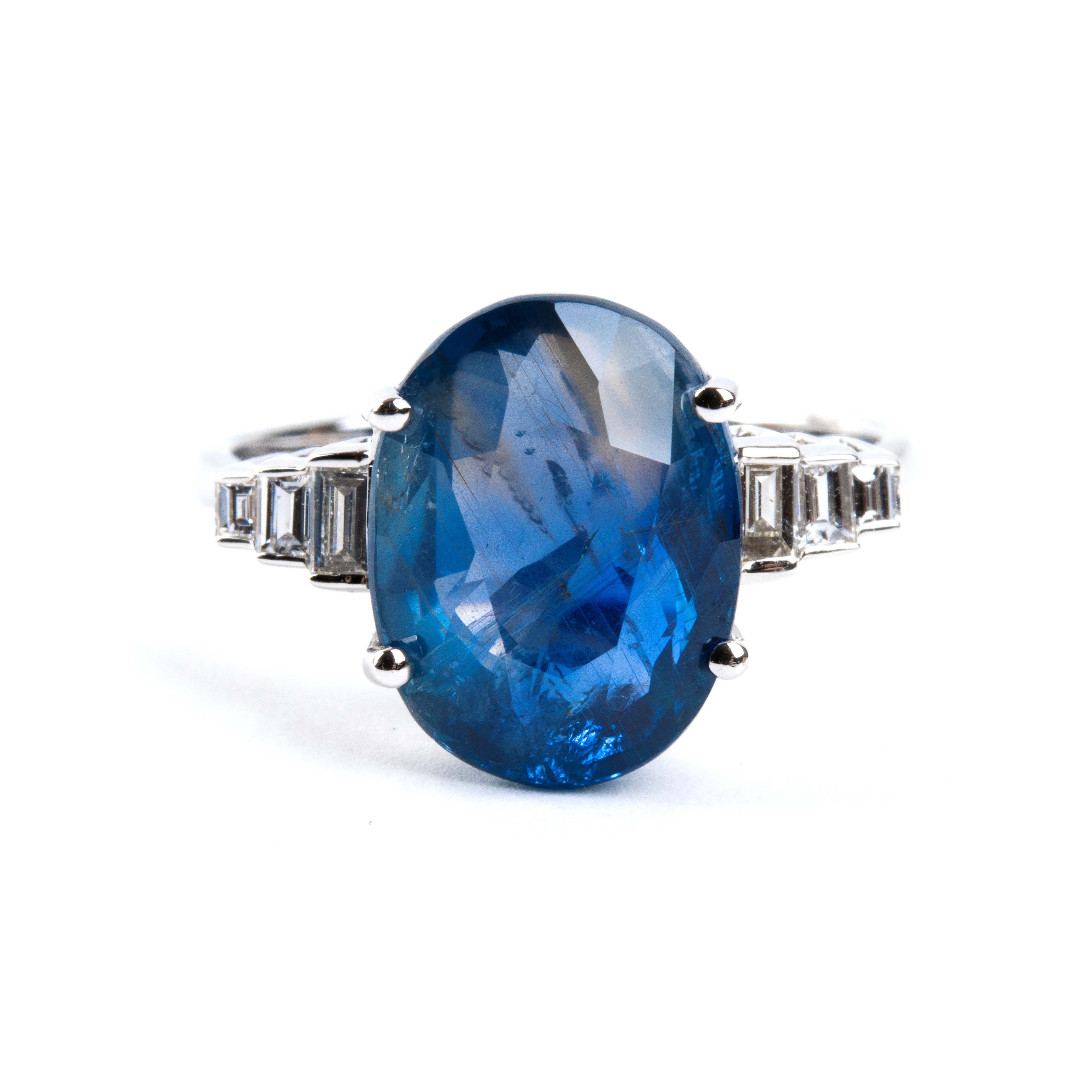 Anello in oro bianco 18k con zaffiro ovale e diamanti baguette
