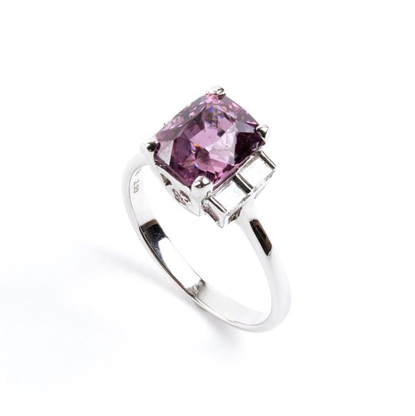 Anello in oro con spinello e diamanti