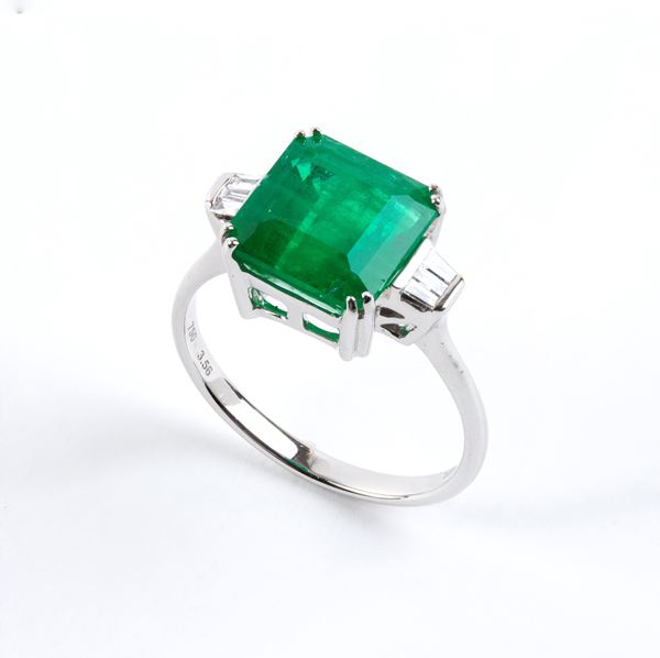 Anello in oro con smeraldo e diamanti
