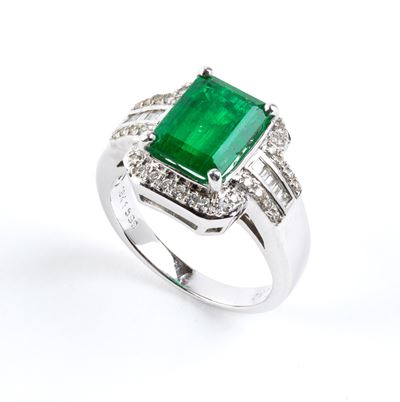 Oro bianco 18k, Anello con smeraldo ottagonale e diamanti