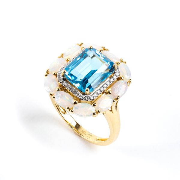 Anello in oro con topazio azzurro, opali e diamanti   