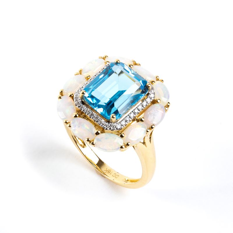 Oro giallo 18k, Anello con topazio azzurro, opali e diamanti