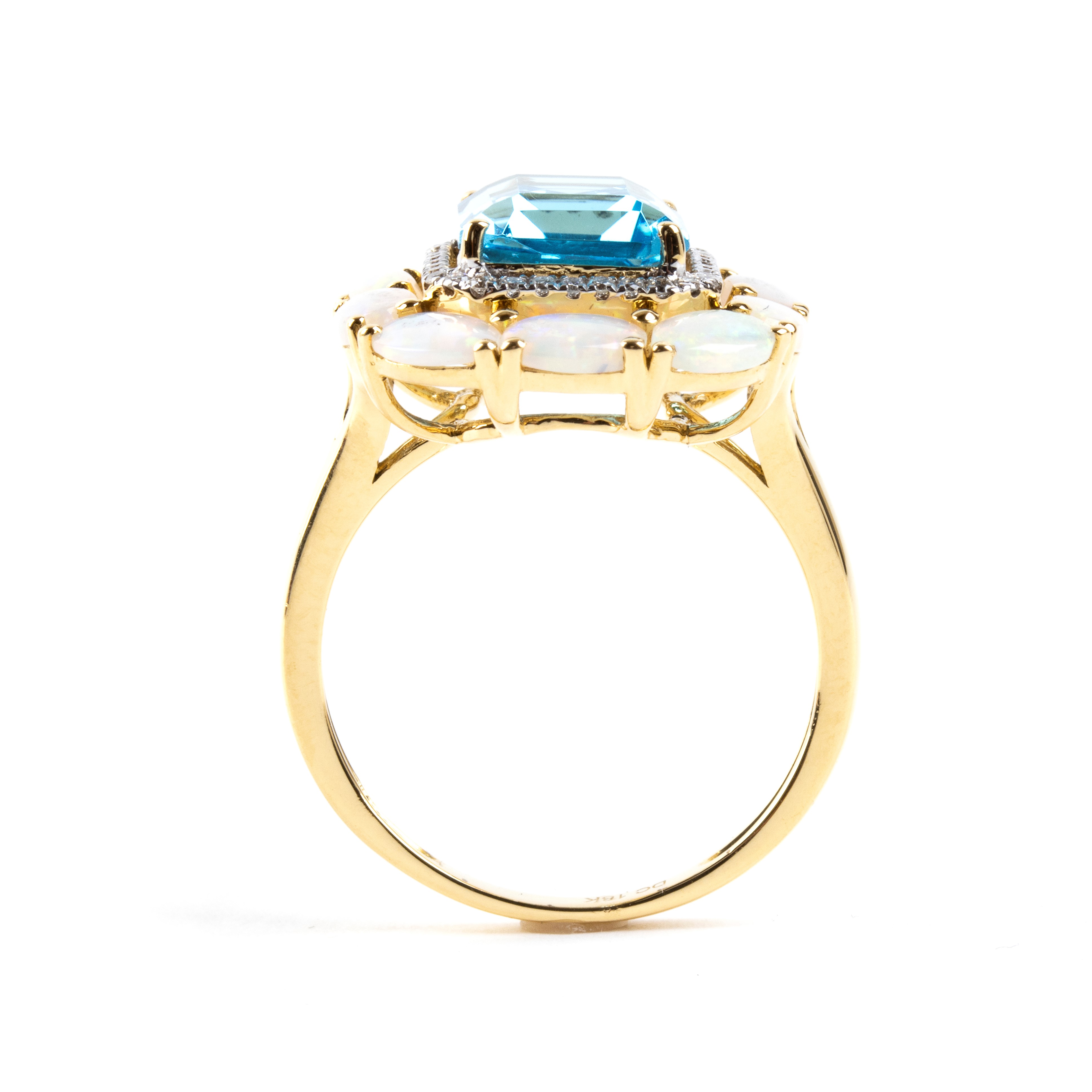 Oro giallo 18k, Anello con topazio azzurro, opali e diamanti