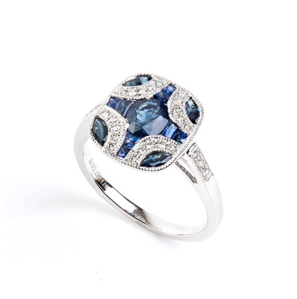 Anello in platino con zaffiri e diamanti  