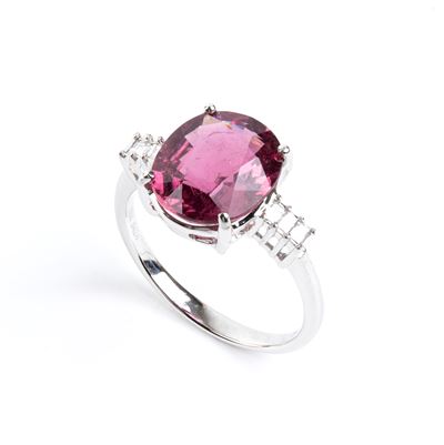 Anello in oro bianco 18k con tormalina ovale e diamanti baguette