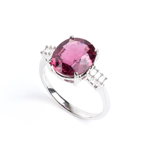Anello in oro con tormalina e diamanti