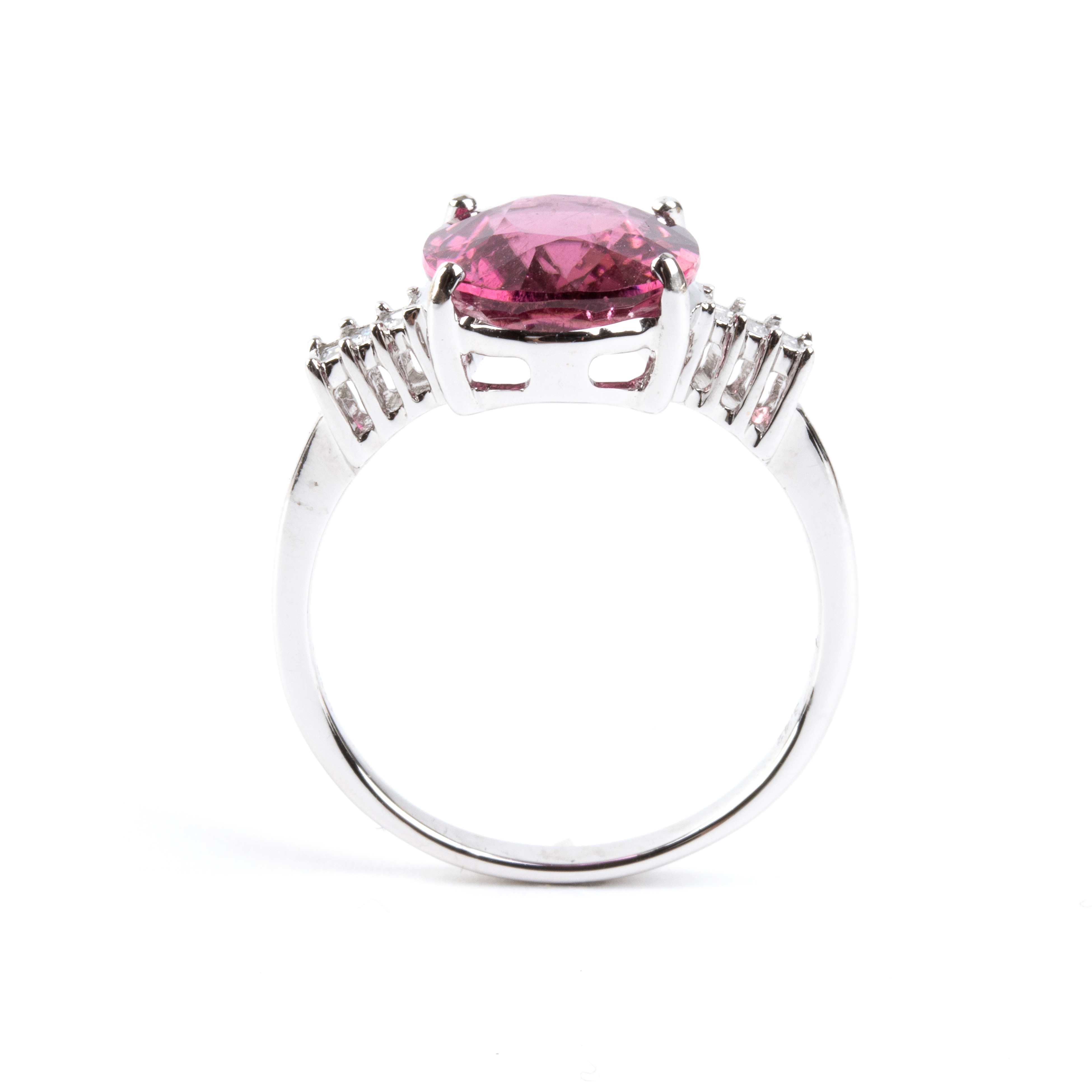 Anello in oro bianco 18k con tormalina ovale e diamanti baguette