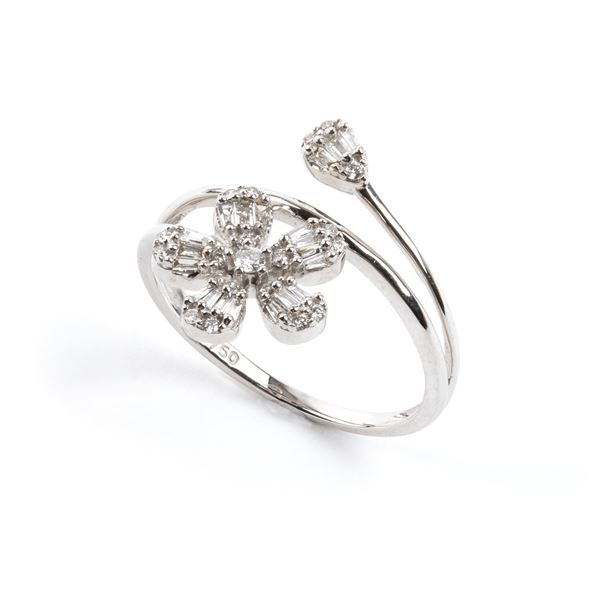 Anello in oro con diamanti   