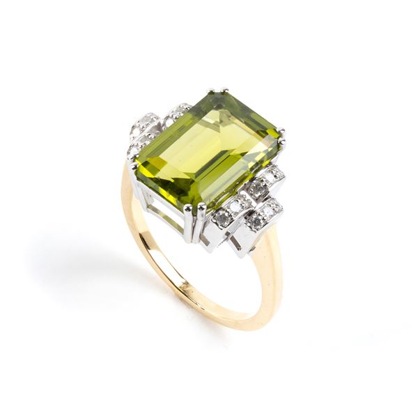 Anello in oro con peridoto e diamanti    