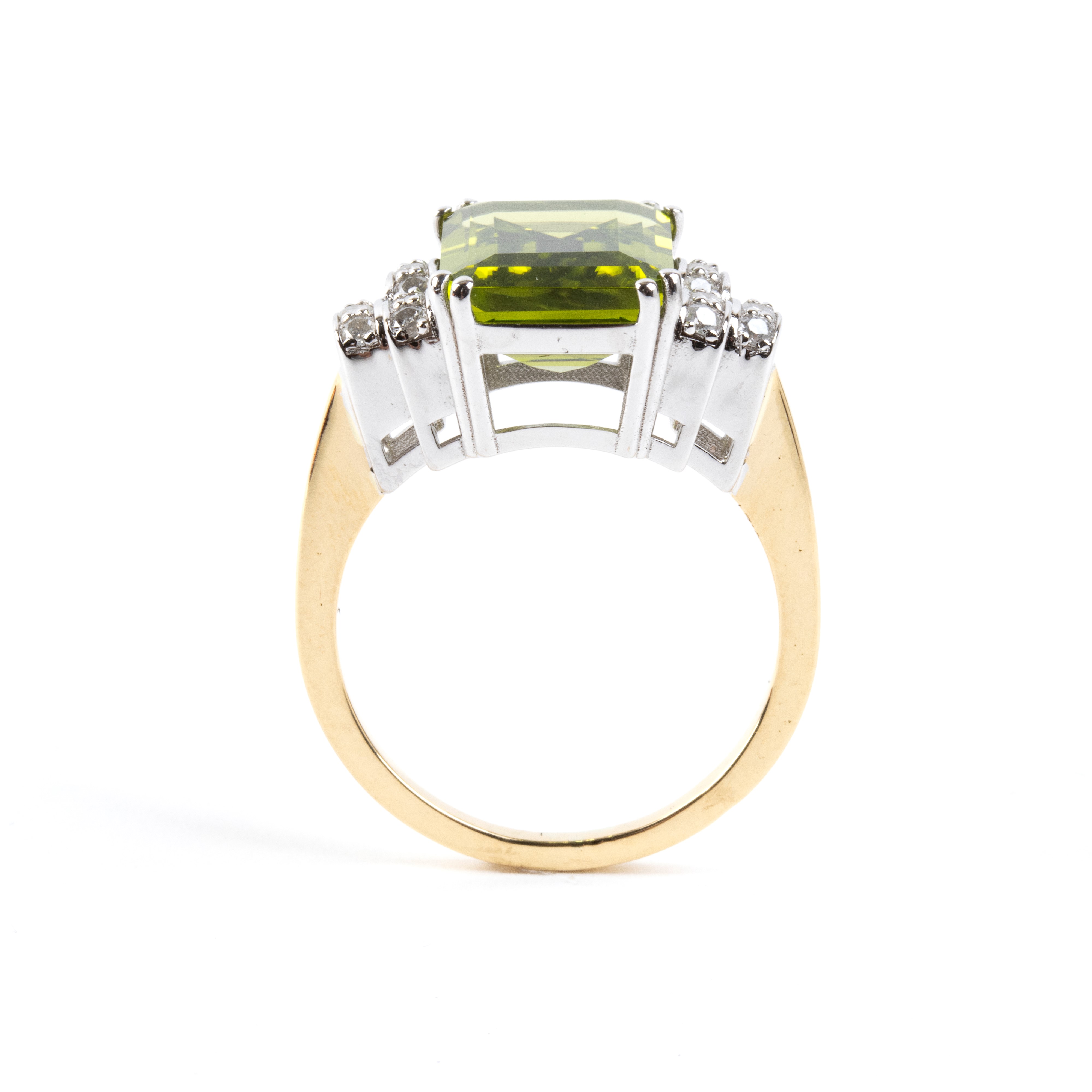 Anello in oro 18k con peridoto e diamanti, peridoto ca. 5.92 ct