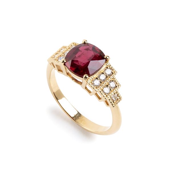 Anello in oro con rubino e diamanti     
