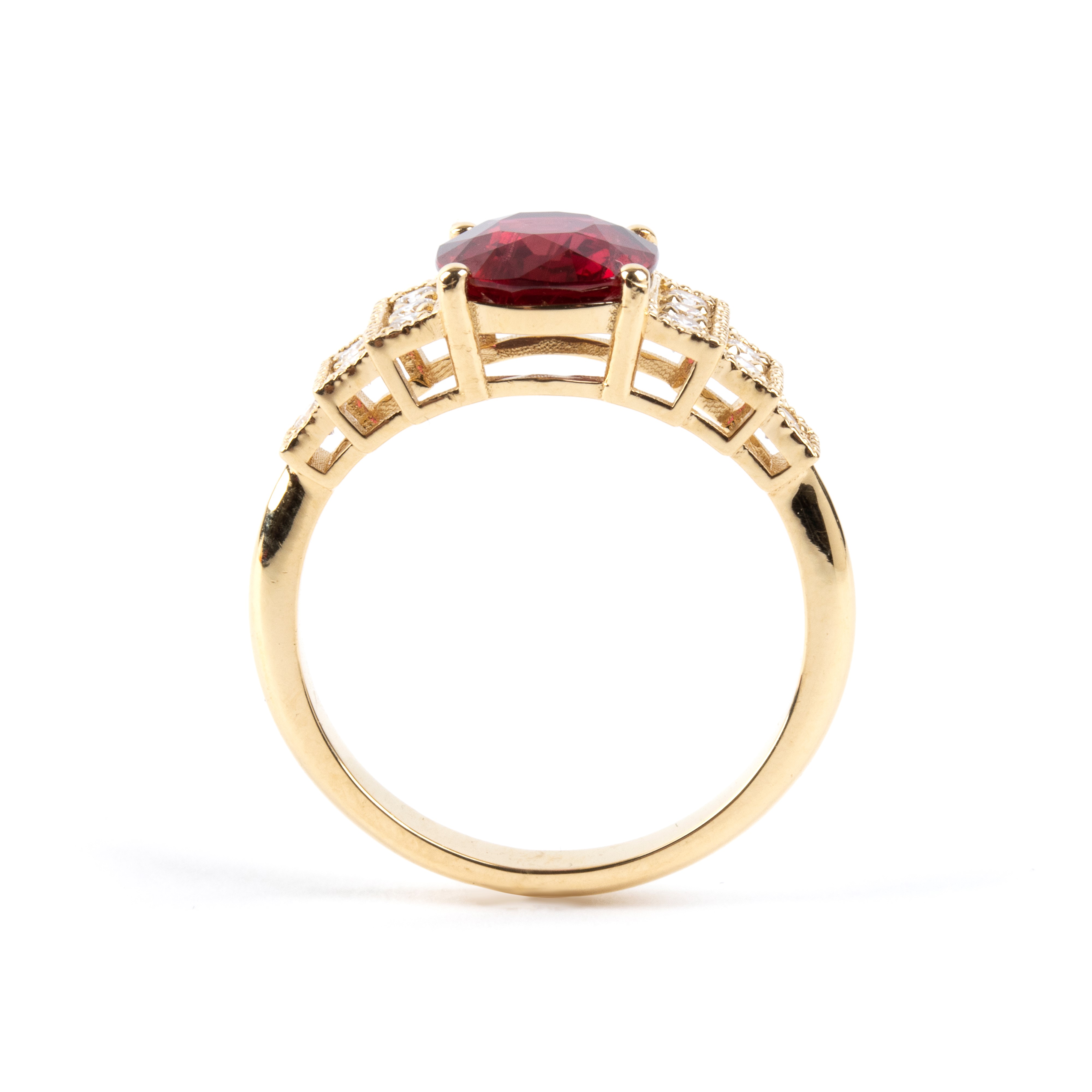 Anello in oro 18k con rubino ovale e diamanti, certificato GCI