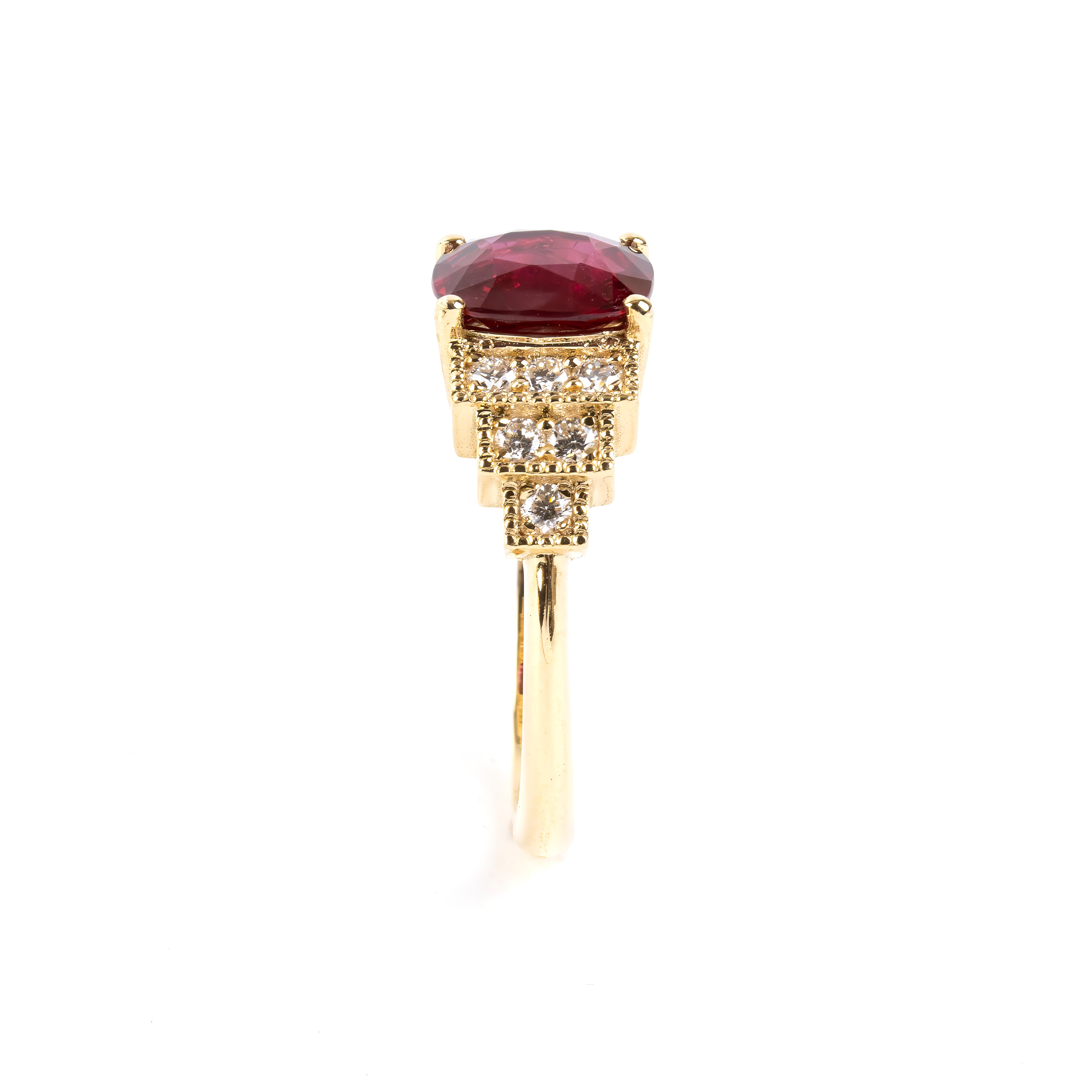 Anello in oro 18k con rubino ovale e diamanti, certificato GCI