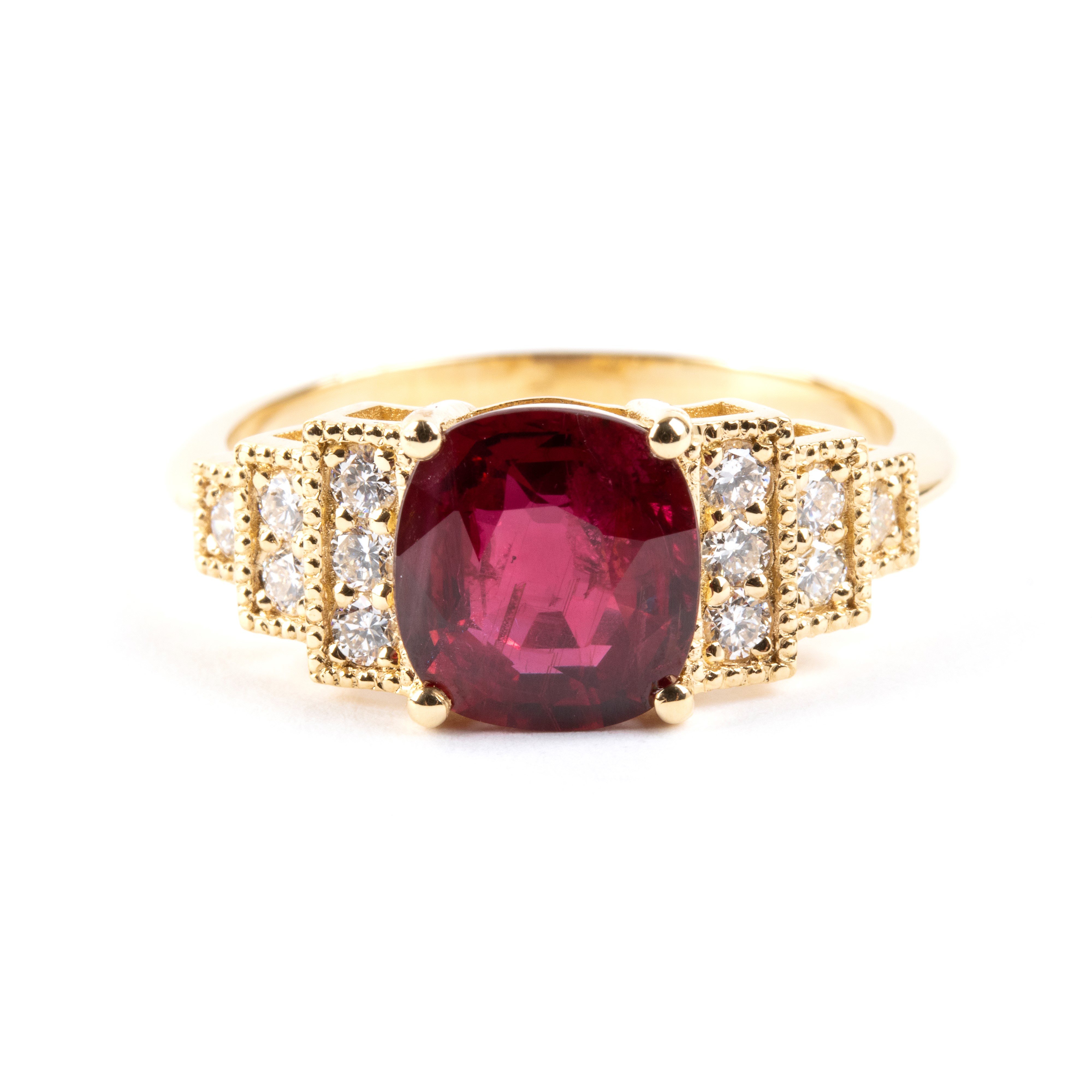 Anello in oro 18k con rubino ovale e diamanti, certificato GCI