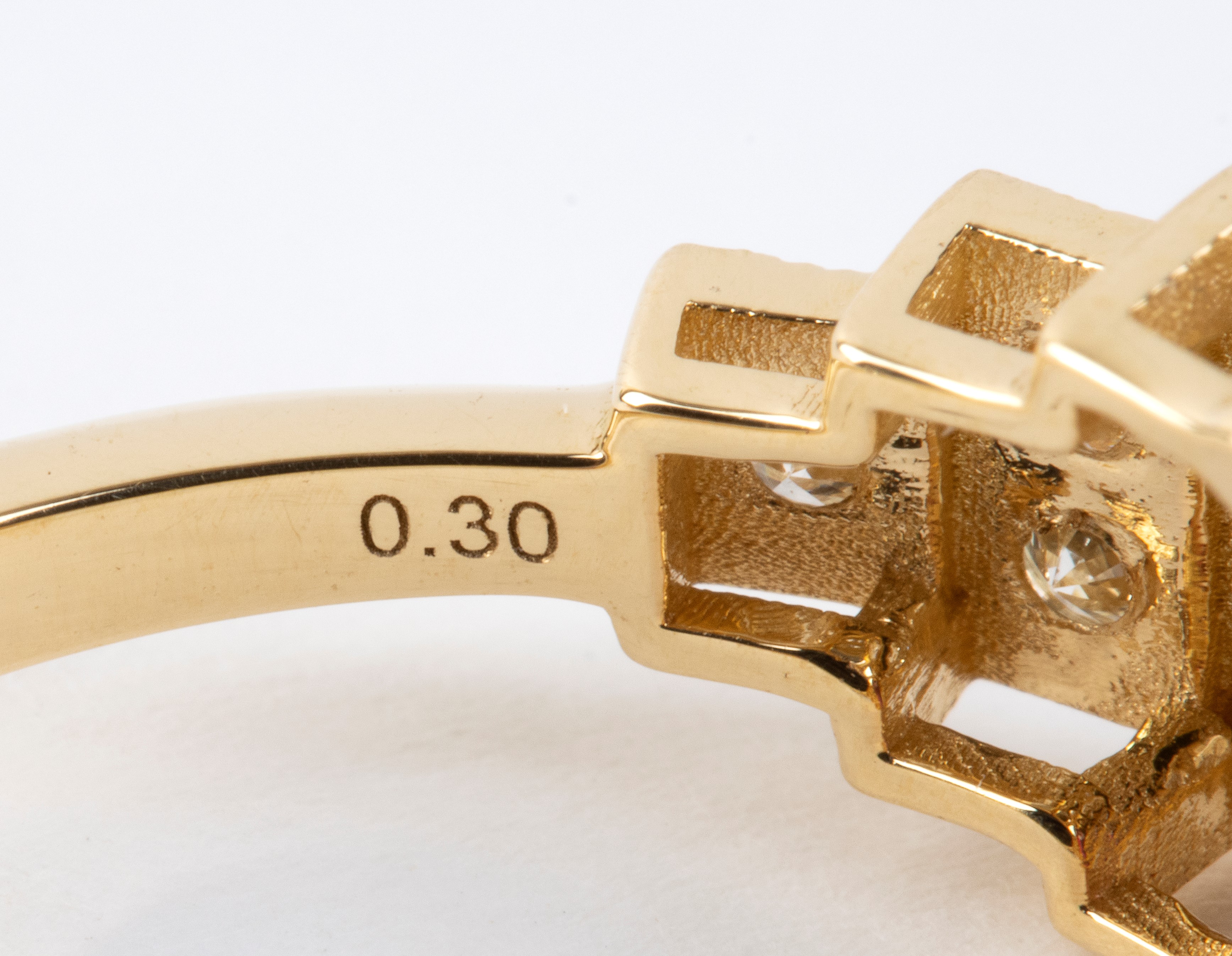 Anello in oro 18k con rubino ovale e diamanti, certificato GCI