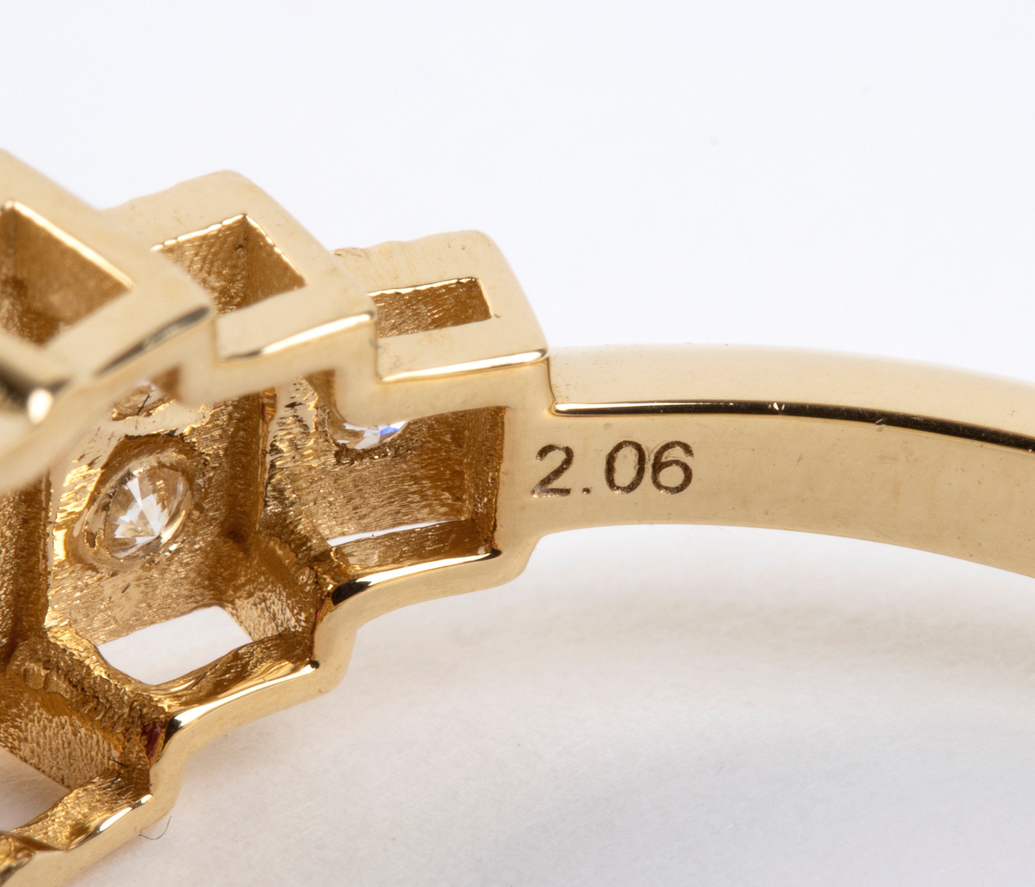 Anello in oro 18k con rubino ovale e diamanti, certificato GCI