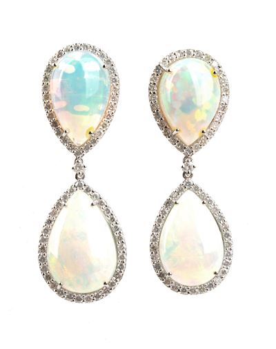 Coppia di orecchini pendenti, oro bianco 18k con opali e diamanti