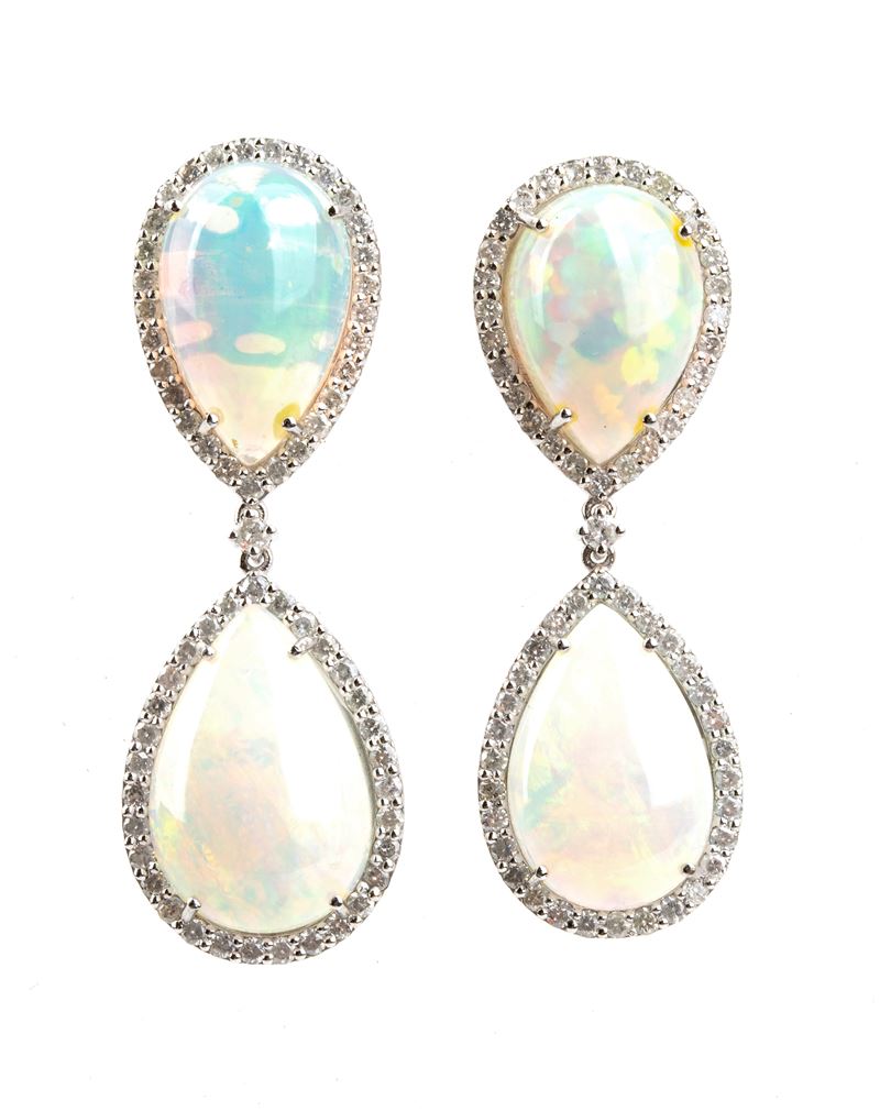 Coppia di orecchini pendenti, oro bianco 18k con opali e diamanti