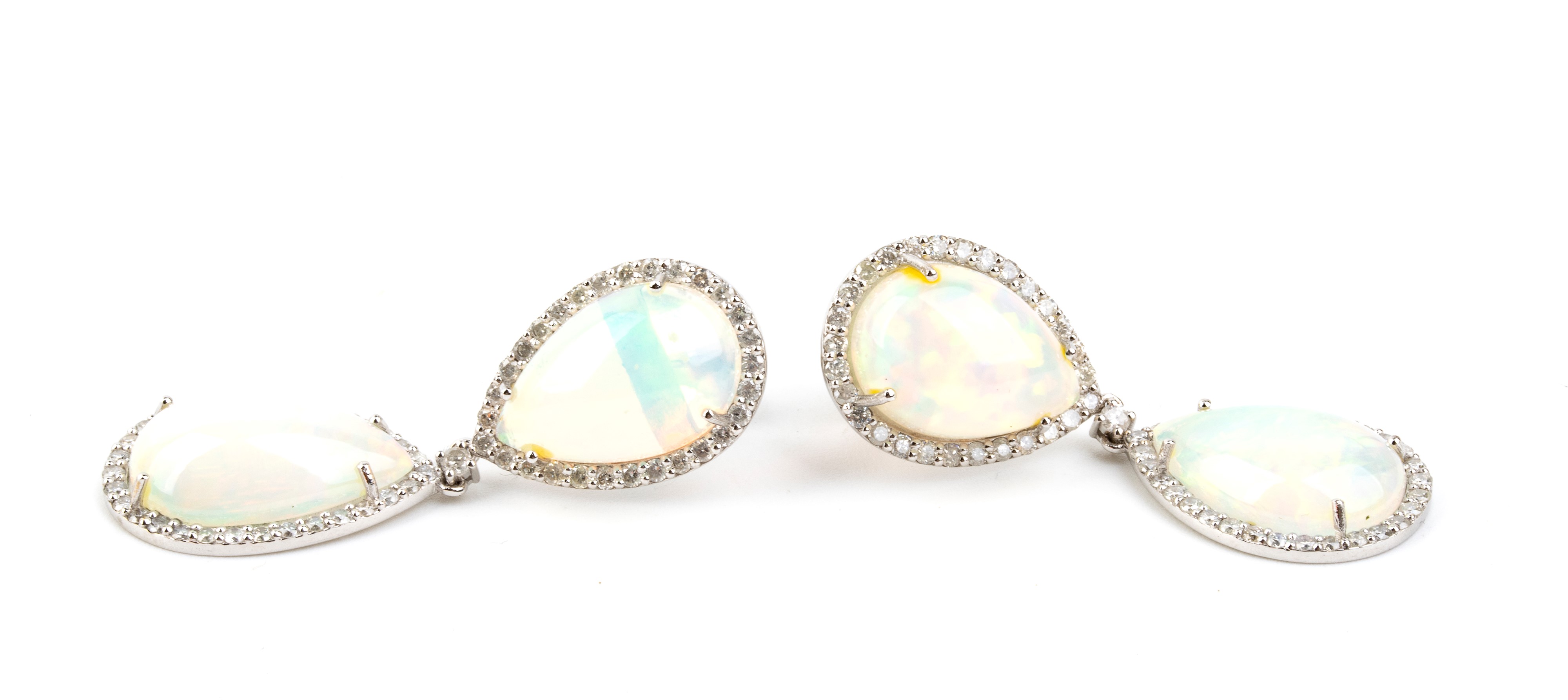 Coppia di orecchini pendenti, oro bianco 18k con opali e diamanti