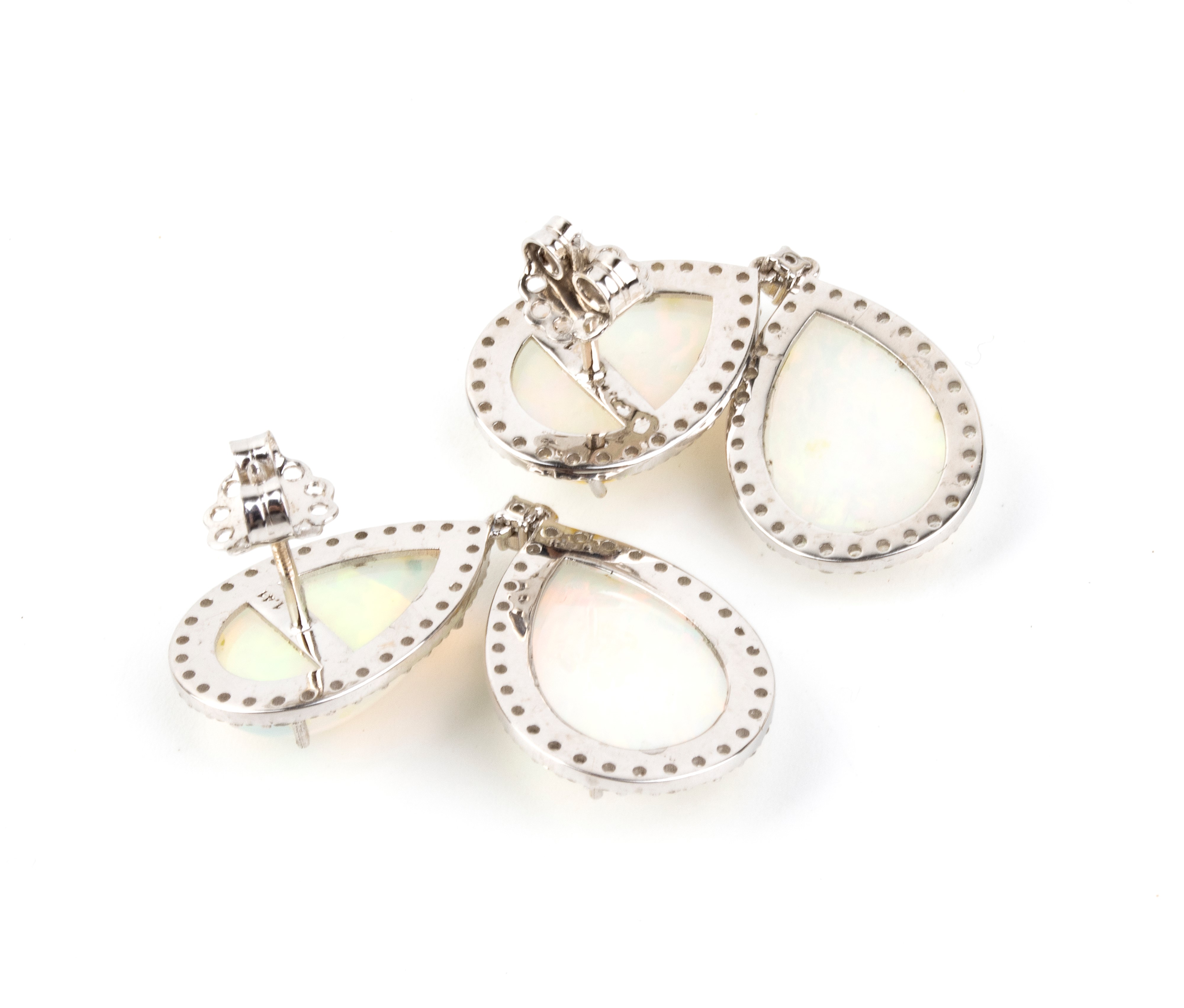 Coppia di orecchini pendenti, oro bianco 18k con opali e diamanti