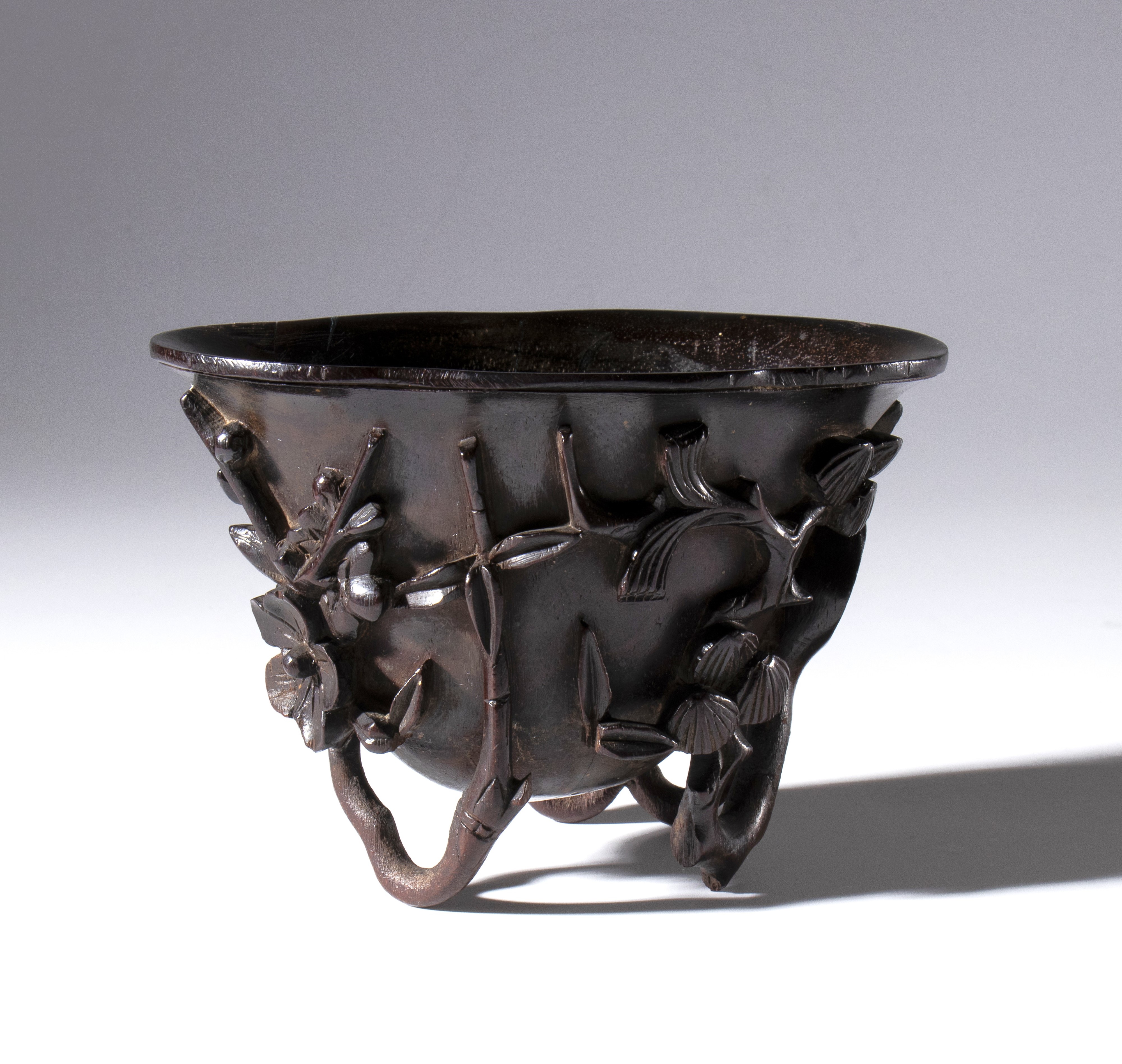 Raffinata coppa da libagione in legno Zitan con decoro "prunus e magnolia". Cina, dinastia Qing (...