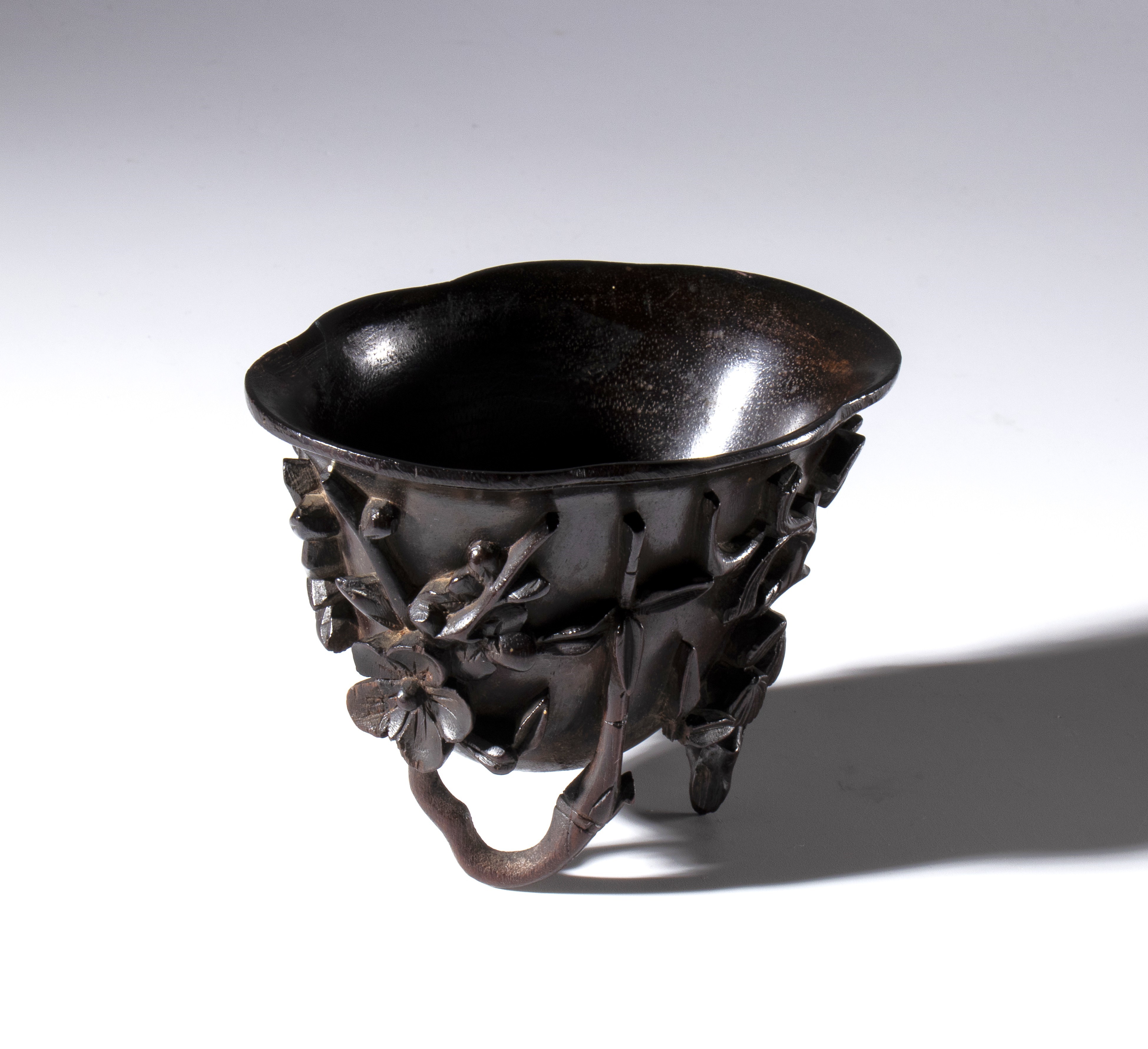 Raffinata coppa da libagione in legno Zitan con decoro "prunus e magnolia". Cina, dinastia Qing (...