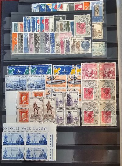 Filatelia - Repubblica Italiana. Lotto di Numerosi Francobolli in 16 Pagine. in Album Cartonato.