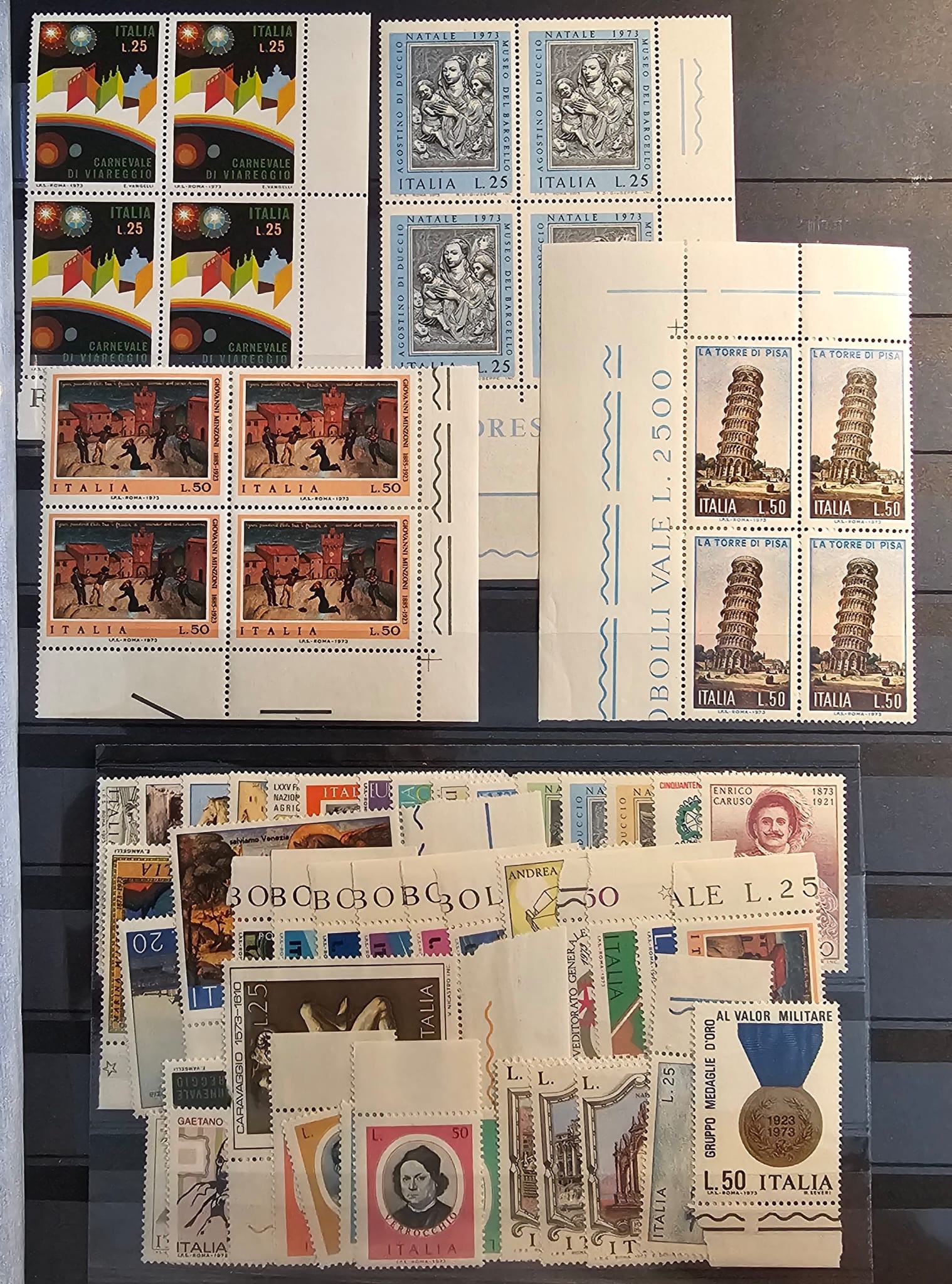 Filatelia - Repubblica Italiana. Lotto di Numerosi Francobolli in 16 Pagine. in Album Cartonato.