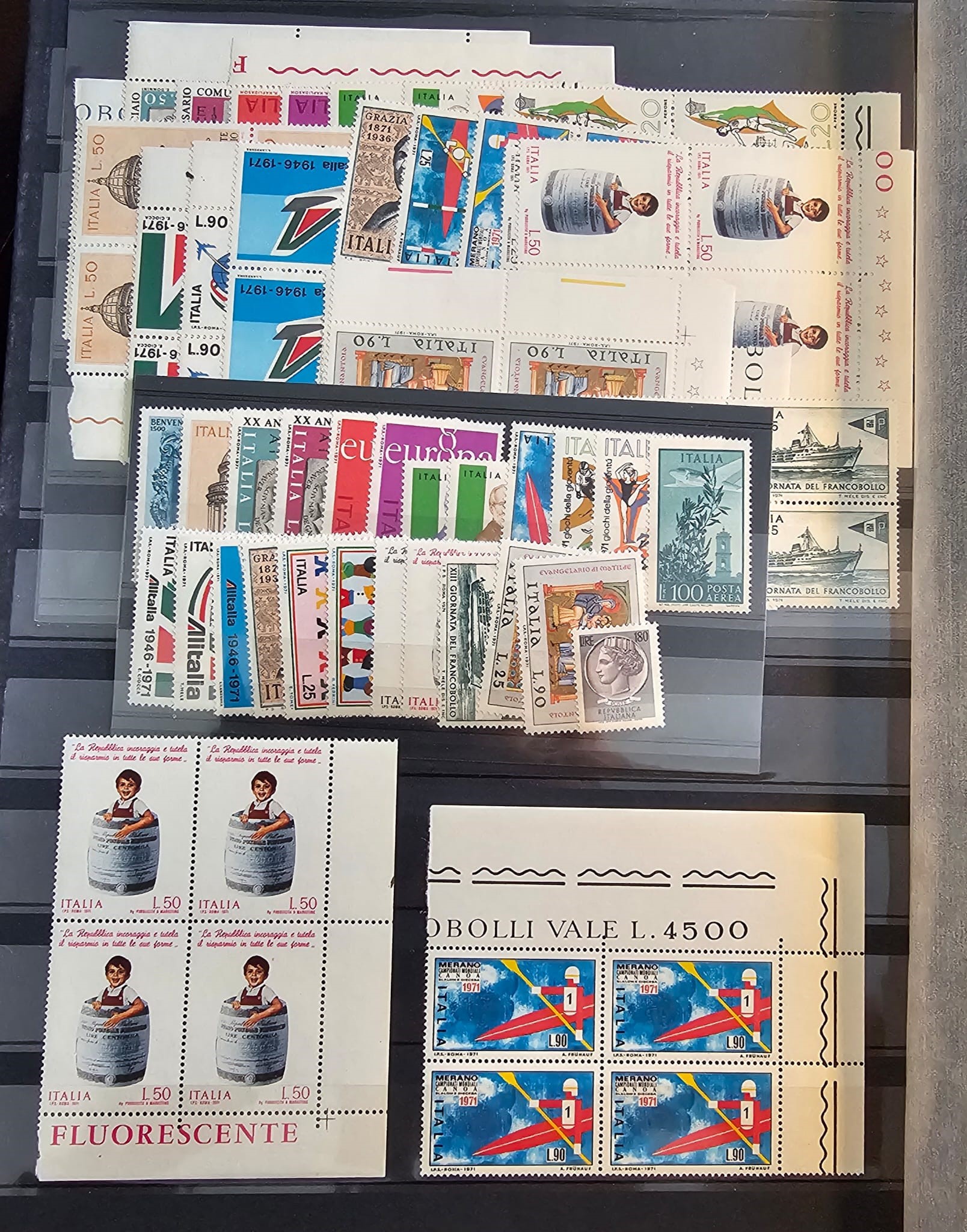 Filatelia - Repubblica Italiana. Lotto di Numerosi Francobolli in 16 Pagine. in Album Cartonato.