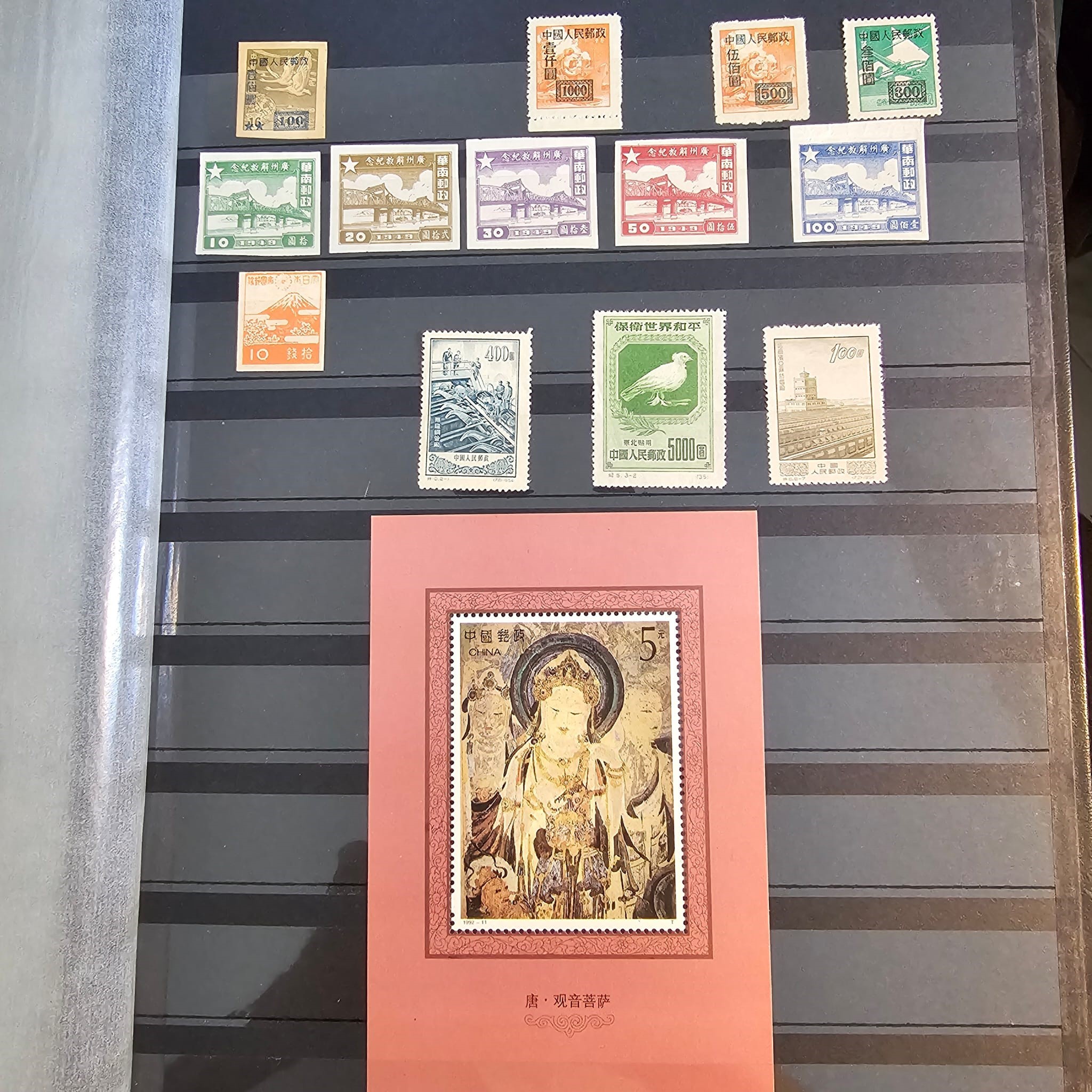Filatelia - Esteri. Lotto di Numerosi Francobolli in 12 Pagine. in Album Cartonato.